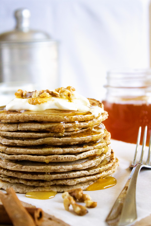 The most delicious and easy gluten free pancakes recipe served with organic Greek yogurt ad organic thyme honey.  | theyummie.com