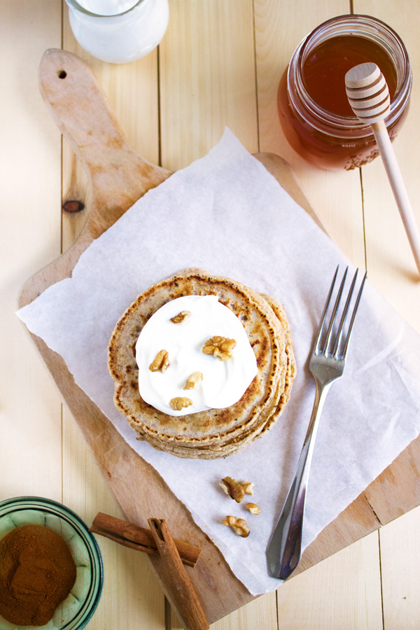 The most delicious and easy gluten free pancakes recipe served with organic Greek yogurt ad organic thyme honey.  | theyummie.com