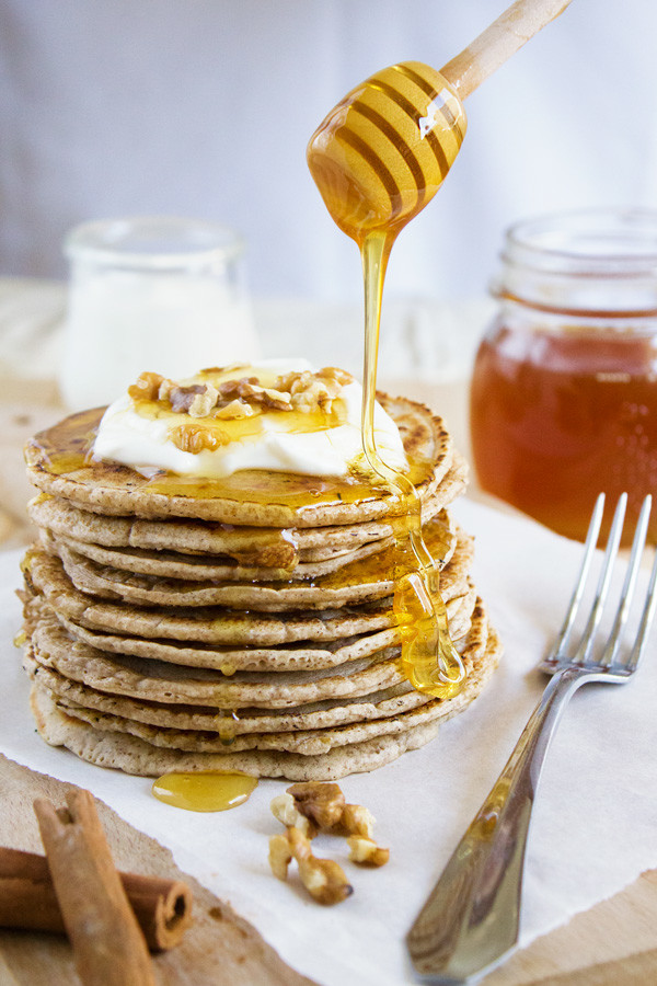 The most delicious and easy gluten free pancakes recipe served with organic Greek yogurt ad organic thyme honey.  | theyummie.com
